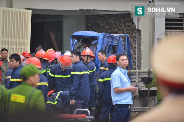 Lực lượng cứu hộ đang tiến hành đưa 1 người bị mắc kẹt ở xe ô tô tải ra ngoài