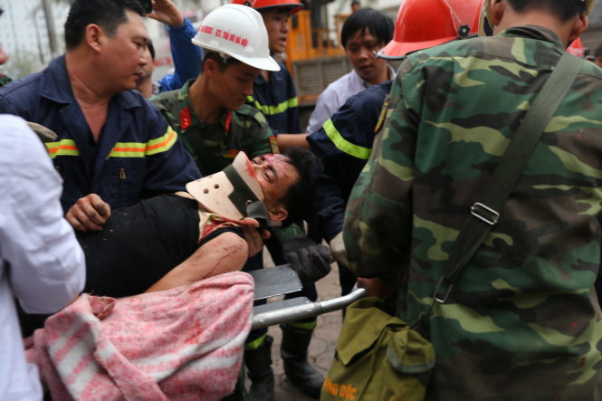 Nhân viên cứu hộ đưa một người bị thương đi cấp cứu.