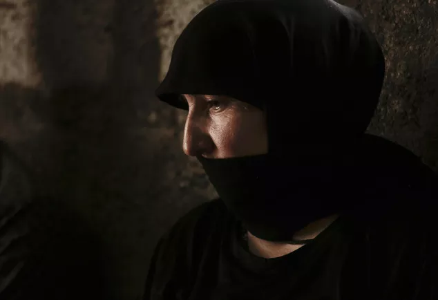 Một người phụ nữ Yazidi c&oacute; chồng bị khủng bố IS giết hại v&agrave; con g&aacute;i bị bắt c&oacute;c l&agrave;m n&ocirc; lệ t&igrave;nh dục