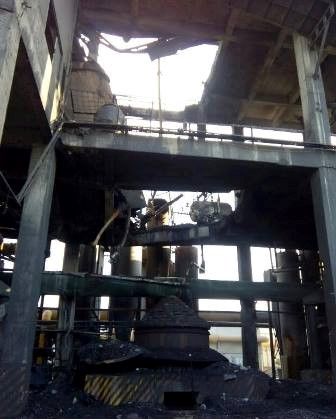 Vụ nổ nồi hơi khiến l&ograve; hơi t&aacute;ch l&agrave;m đ&ocirc;i bay l&ecirc;n xuy&ecirc;n thủng 3 tầng b&ecirc; t&ocirc;ng, khiến nhiều chiếc cột sắt lớn g&atilde;y vụn