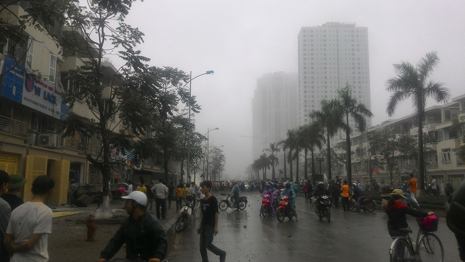 Nhiều người d&acirc;n vẫn c&ograve;n chưa hết b&agrave;ng ho&agrave;ng vụ vụ nổ lớn ở H&agrave; Đ&ocirc;ng n&agrave;y