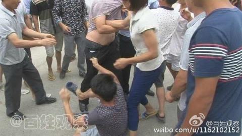 Th&aacute;i độ n&eacute; tr&aacute;nh v&igrave; nợ lượng c&ocirc;ng nh&acirc;n suốt 1 năm liền khiến gi&aacute;m đốc bị người l&agrave;m qu&acirc;y đ&aacute;nh, đ&ograve;i lột đồ