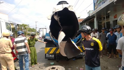 Xe bồn bất ngờ ph&aacute;t nổ khiến hai người bị thương nặng