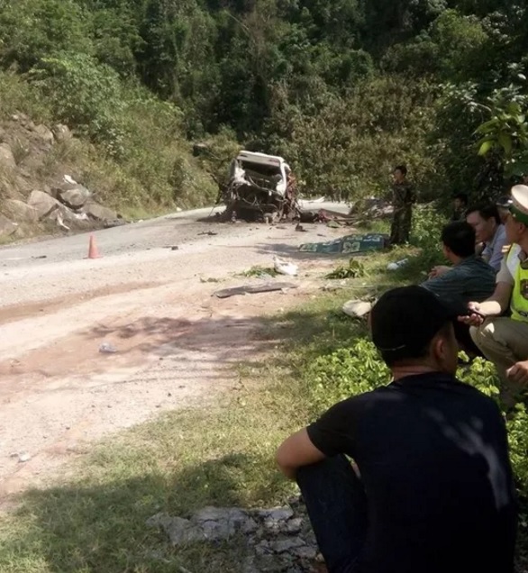 Khi đó, xe khách mang biển số Lào: UN-3897 thuộc nhà xe Khánh Đơn, chạy từ Thà Khẹc (Lào) về huyện Diễn Châu (Nghệ An). Khi đến địa phận huyện Bualapha cách cửa khẩu Cha Lo (Quảng Bình) thì bất ngờ nổ tung. Ảnh Người Lao Động