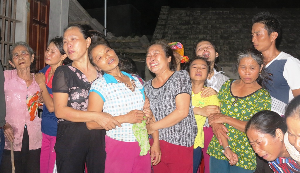 Người th&acirc;n kh&oacute;c ngất khi nh&igrave;n thấy xe đưa thi thể c&aacute;c nạn nh&acirc;n trong vụ nổ xe kh&aacute;ch kinh ho&agrave;ng về qu&ecirc;