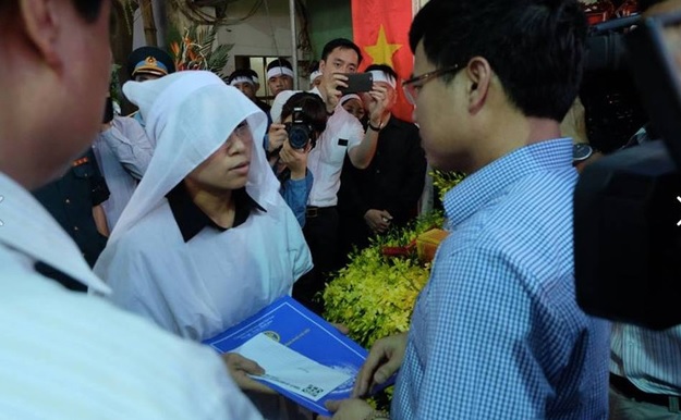Đại diện TP H&agrave; Nội trao quyết định ch&iacute;nh thức tuyển dụng đặc c&aacute;ch vợ phi c&ocirc;ng Trần Quang Khải v&agrave;o trường Chu Văn An