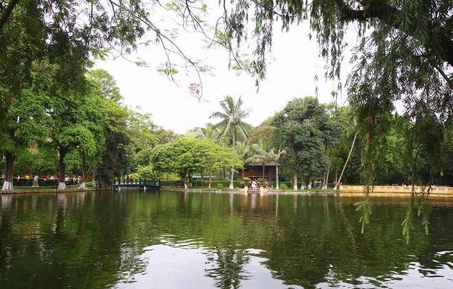 Ngôi nhà sàn cùng Khu lưu niệm Chủ tịch Hồ Chí Minh tại Phủ Chủ tịch là nơi Bác Hồ đã sống và làm việc lâu nhất trong cuộc đời hoạt động cách mạng của mình. Nó không chỉ mang đậm dấu ấn lịch sử, mà còn là một di sản kiến trúc, văn hóa của Việt Nam. Ngôi nhà sàn cùng Khu lưu niệm Chủ tịch Hồ Chí Minh tại Phủ Chủ tịch là nơi Bác Hồ đã sống và làm việc lâu nhất trong cuộc đời hoạt động cách mạng của mình. Nó không chỉ mang đậm dấu ấn lịch sử, mà còn là một di sản kiến trúc, văn hóa của Việt Nam.