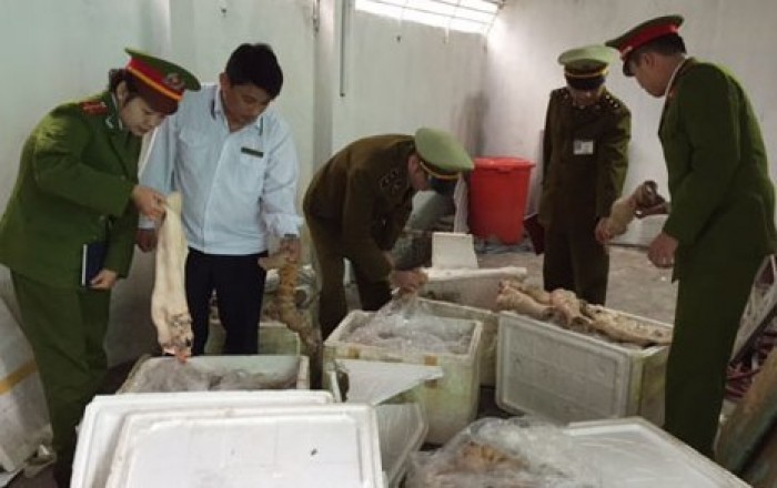 2 th&ugrave;ng xốp v&agrave; 2 bao tải nội tạng h&ocirc;i thối đ&atilde; bị ti&ecirc;u hủy