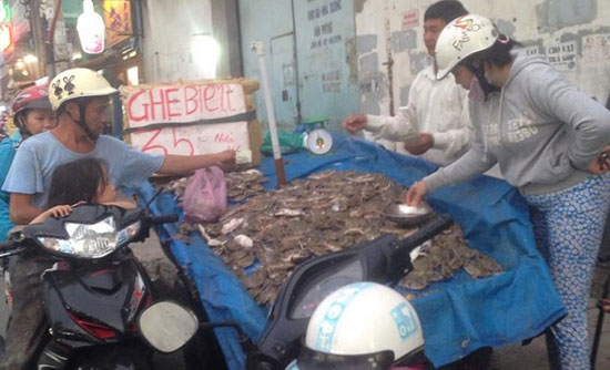C&aacute;c loại nội tạng lợn, ghẹ biển &ldquo;đại hạ gi&aacute;&rdquo; b&aacute;n vỉa h&egrave; lu&ocirc;n h&uacute;t kh&aacute;ch.