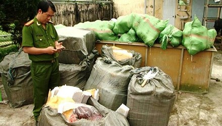 Ph&aacute;t hiện 1.600kg nội tạng động vật &lsquo;vi vu&rsquo; tr&ecirc;n xe kh&aacute;ch
