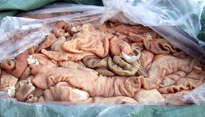 H&agrave;ng trăm kg nội tạng heo li&ecirc;n tục 