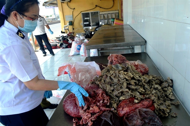 2 tạ nội tạng thối su&yacute;t l&ecirc;n m&acirc;m nhậu ở S&agrave;i G&ograve;n
