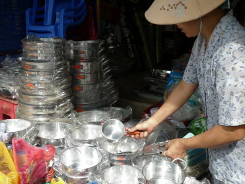 Nồi nh&ocirc;m t&aacute;i chế chứa nhiều nguy hại 
