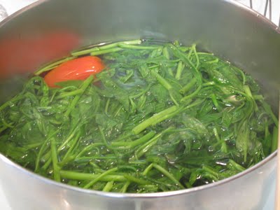 Luộc rau muống dưới lửa to để rau xanh