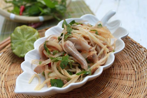 Nộm tai lợn v&agrave; đu đủ xanh đổi gi&oacute; bữa cơm gia đ&igrave;nh