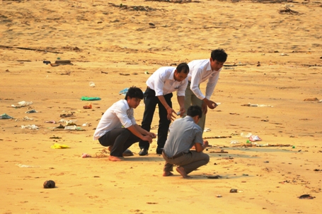 Nhiều ngư d&acirc;n nhận định, nguy&ecirc;n nh&acirc;n c&aacute; chết h&agrave;ng loạt c&oacute; thể li&ecirc;n quan đến vấn đề nước thải từ c&aacute;c khu c&ocirc;ng nghiệp lớn đ&oacute;ng ven biển