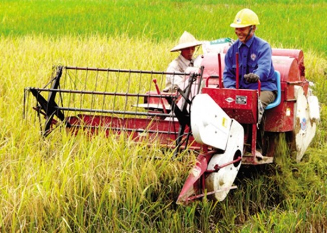 cho tiền n&ocirc;ng d&acirc;n mua n&ocirc;ng cụ 