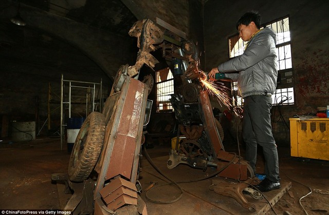 Nguy&ecirc;n liệu chế tạo Transformer l&agrave; từ phế liệu &ocirc; t&ocirc;