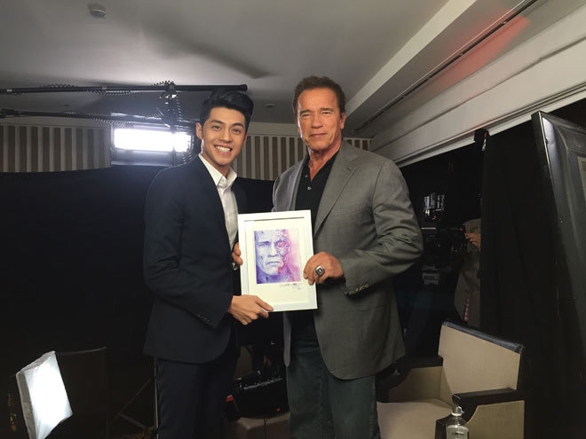 T&agrave;i tử Arnold Schwarzenegger nhận m&oacute;n qu&agrave; từ người h&acirc;m mộ Việt Nam