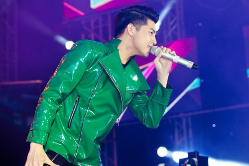 Noo Phước Thịnh h&ecirc;́t mình với khán giả trong đ&ecirc;m nhạc Ngày H&ocirc;̣i Xanh 
