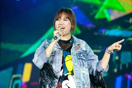 Hari Won cũng khi&ecirc;́n fan v&ocirc; cùng thích thú vì sự đáng y&ecirc;u của mình 