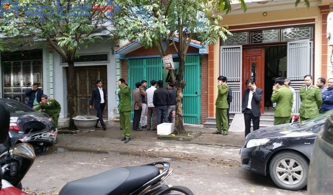 B&ecirc;n ngo&agrave;i ng&ocirc;i nh&agrave; Trưởng C&ocirc;ng an TP. Phủ L&yacute; bị c&aacute;c đối nổ s&uacute;ng l&uacute;c nửa đ&ecirc;m