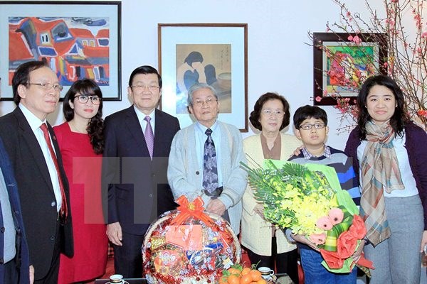 Chủ tịch nước Trương Tấn Sang chụp ảnh lưu niệm c&ugrave;ng gia đ&igrave;nh NSND Đ&igrave;nh Quang v&agrave;o chiều 14/2/2015