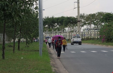 lực lượng bảo vệ của Khu c&ocirc;ng nghệ cao (đ&oacute;ng tại phường T&acirc;n Ph&uacute;, quận 9) cũng tăng cường tr&ecirc;n c&aacute;c chốt g&aacute;c.