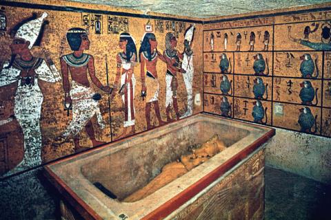 Tiến sĩ Nicholas Reeves cho rằng ng&ocirc;i mộ của Nữ ho&agrave;ng Ai Cập Nefertiti được dấu trong lăng mộ của Pharaoh Tutankhamun