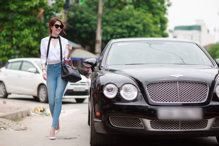 H&igrave;nh ảnh chiếc Continetal Flying Spur của ''Nữ ho&agrave;ng nội y'' Ngọc Trinh. Ảnh: Kiến thức
