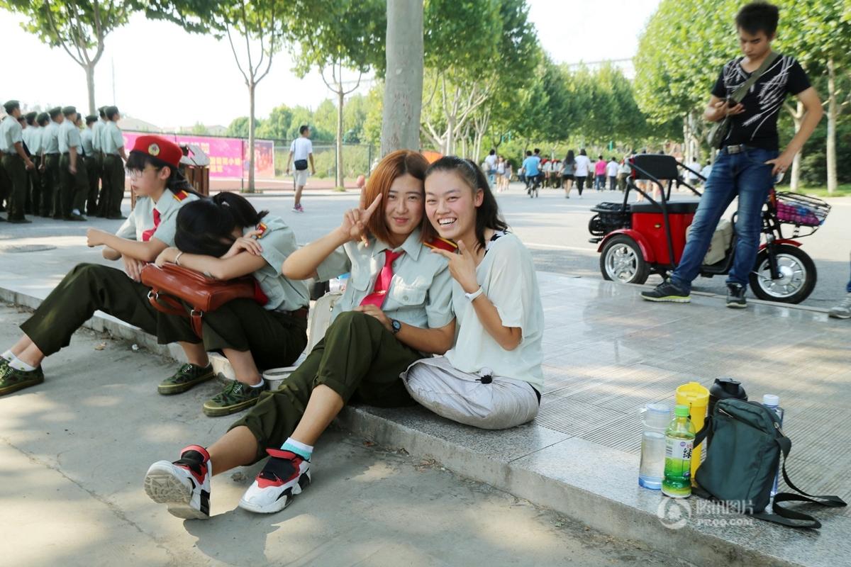 C&ocirc; nữ sinh khuyết tật c&oacute; kết quả học tập tốt v&agrave; được bạn b&egrave; y&ecirc;u qu&yacute; 
