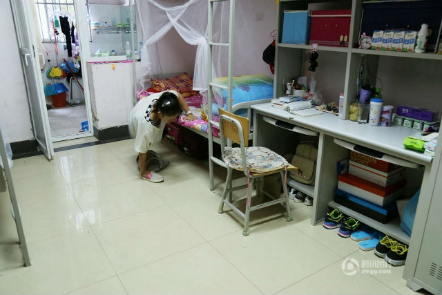 Wang phải học c&aacute;ch l&agrave;m mọi việc bằng tay trong cuộc sống sinh hoạt thường ng&agrave;y 