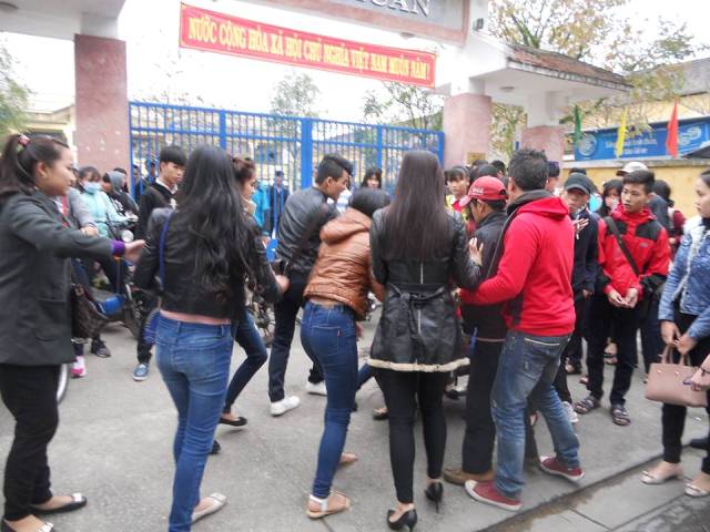 Nữ sinh bị bạn đ&aacute;nh hội đồng tới tấp nhưng kh&ocirc;ng c&oacute; một học sinh n&agrave;o quanh đ&oacute; ra can ngăn vụ nữ sinh đ&aacute;nh nhau n&agrave;y