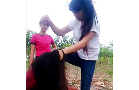 H&igrave;nh ảnh vụ nữ sinh T&acirc;y Ninh đ&aacute;nh nhau được cắt ra từ clip