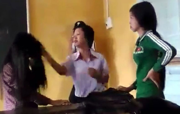 Clip nữ sinh đ&aacute;nh nhau v&igrave; ghen tu&ocirc;ng t&igrave;nh cảm ở S&oacute;c Trăng khiến dư luận b&agrave;ng ho&agrave;ng