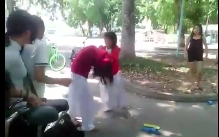 Vụ việc nữ sinh đ&aacute;nh nhau quay clip ở Tiền Giang khiến dư luận phải b&agrave;ng ho&agrave;ng