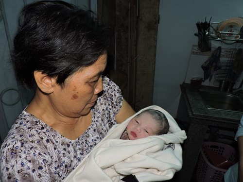 Nữ sinh khiến mọi người bất ngờ khi thừa nhận b&eacute; bị bỏ rơi m&agrave; c&ocirc; &lsquo;nhặt được&rsquo; l&agrave; con m&igrave;nh