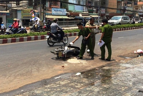 Nữ sinh vi&ecirc;n bị tạt axit giữa phố S&agrave;i G&ograve;n: Đầu t&oacute;c, mặt bốc kh&oacute;i