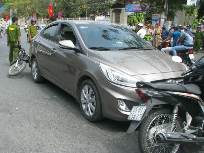 Chiếc xe của nữ tài xế T. bị lực lượng công an truy đuổi buộc phải dừng lại Chiếc xe của nữ tài xế T. bị lực lượng công an truy đuổi buộc phải dừng lại