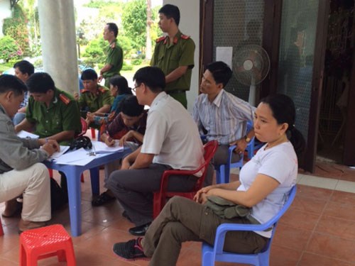 Nữ tài xế bị lập biên bản tại hiện trường Nữ tài xế bị lập biên bản tại hiện trường