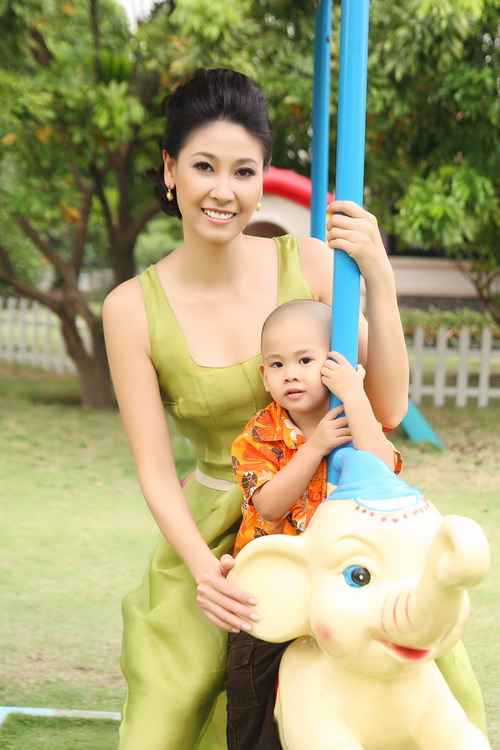 Nữ đại gia – Hoa hậu Hà Kiều Anh Được sinh ra trong một Đăng ký và nhận 60K 24 bao lì xì miễn phí mỗi ngày thuộc tầng lớp “trâm anh thế phiệt” ở Hà Nội (ông nội, ông ngoại đều là cựu Thứ trưởng), Hà Kiều Anh là một cô tiểu thư đúng nghĩa. Nữ doanh nhân này sở hữu trong tay nhiều nhà đất và biệt thự sang trong nhiều tỷ đô và được gọi là 