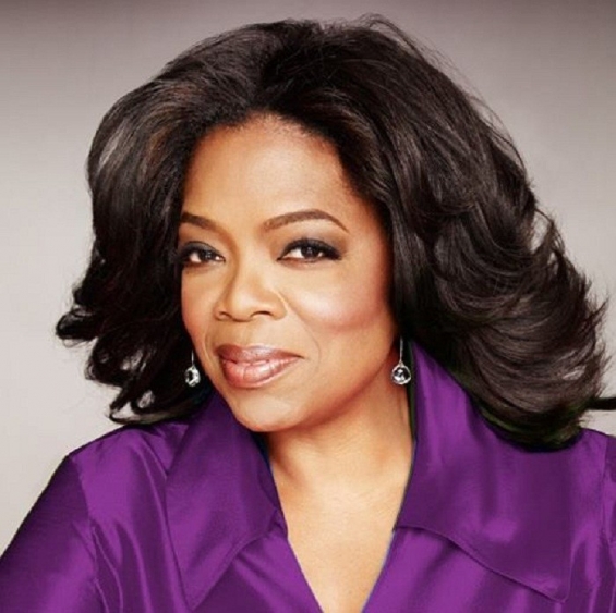 03. Oprah Winfrey  Người phụ nữ quyền lực đứng thứ 14. Tuổi: 60.  Tổng tài sản: 3 tỷ USD  Bà hoàng truyền thông, Mỹ. Mặc dù tròn 60 vào tháng Một vừa rồi, Oprah vẫn còn đang trong thời kì huy hoàng của sự nghiệp. Chương trình truyền hình của bà luôn là tâm điểm trong năm qua. Oprah Winfrey đã làm nên kì tích: đảo ngược vận mệnh của riêng mình sau khi trải qua một quá khứ sóng gió.