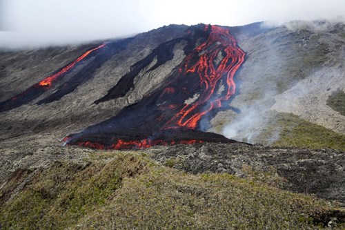 N&uacute;i lửa Le Piton de la Fournaise bất ngờ phun tr&agrave;o khiến mọi hoạt động t&igrave;m kiếm m&aacute;y bay Malaysia MH370 mất t&iacute;ch b&iacute; ẩn bị ngừng lại