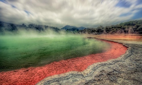 Hồ nước s&acirc;u chứa đầy v&agrave;ng bạc trong l&ograve;ng n&uacute;i lửa ở New Zealand. Ảnh: Jacob Surland/Flickr