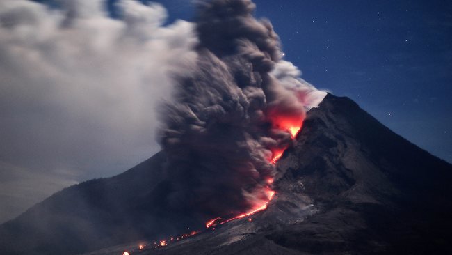 N&uacute;i lửa Sinabung trong lần phun tr&agrave;o dữ dội năm 2014