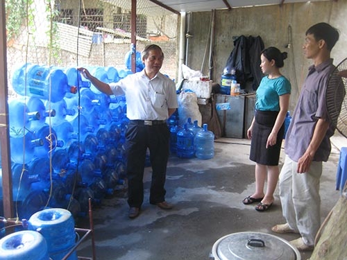 Lực lượng chức năng kiểm tra cơ sở sản xuất nước đ&oacute;ng chai