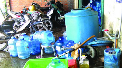 Nước đ&oacute;ng chai, nước đ&oacute;ng b&igrave;nh sản xuất tại nơi mất vệ sinh