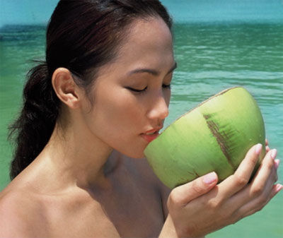 Phụ nữ mang thai l&agrave; một trong số những người kh&ocirc;ng n&ecirc;n uống nước dừa