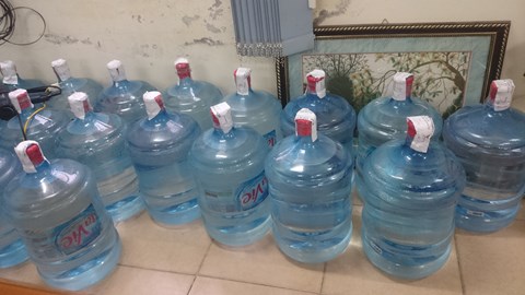 Những th&ugrave;ng nước Lavie giả 