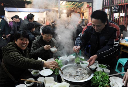 Nước lẩu được nhiều người y&ecirc;u th&iacute;ch nhưng rất độc khi đun l&acirc;u